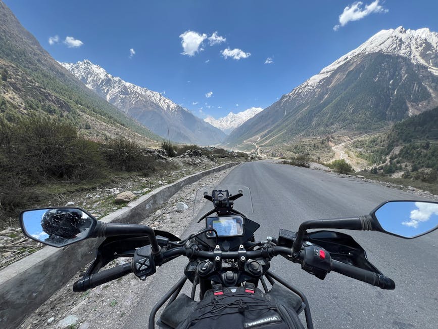 青空の下、バイクで景色の美しい山道を旅しましょう。