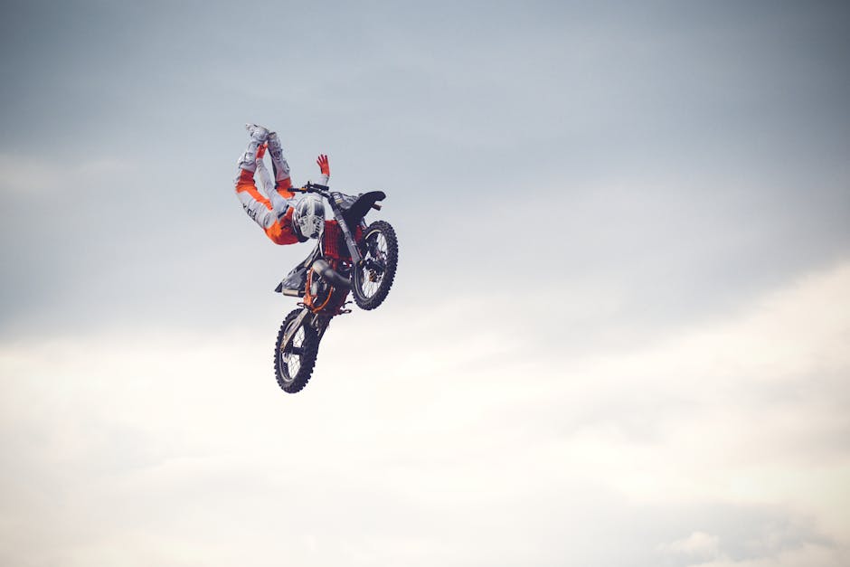 モトクロスダートバイクに乗る赤と黒のモトクロススーツの男