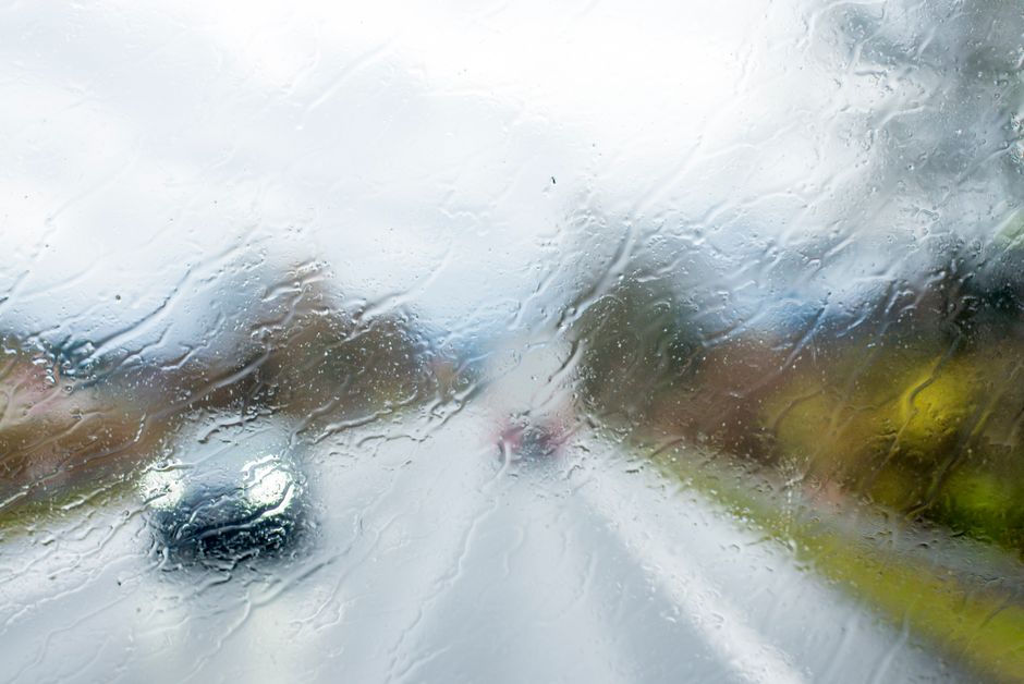 ガラス, シャワーのような雨, トラフィックの無料の写真素材